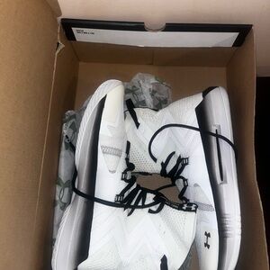 Under Armor Women’s Size 12 Highlight Ace 2.0 V-ball shoes in white & black🤍🖤